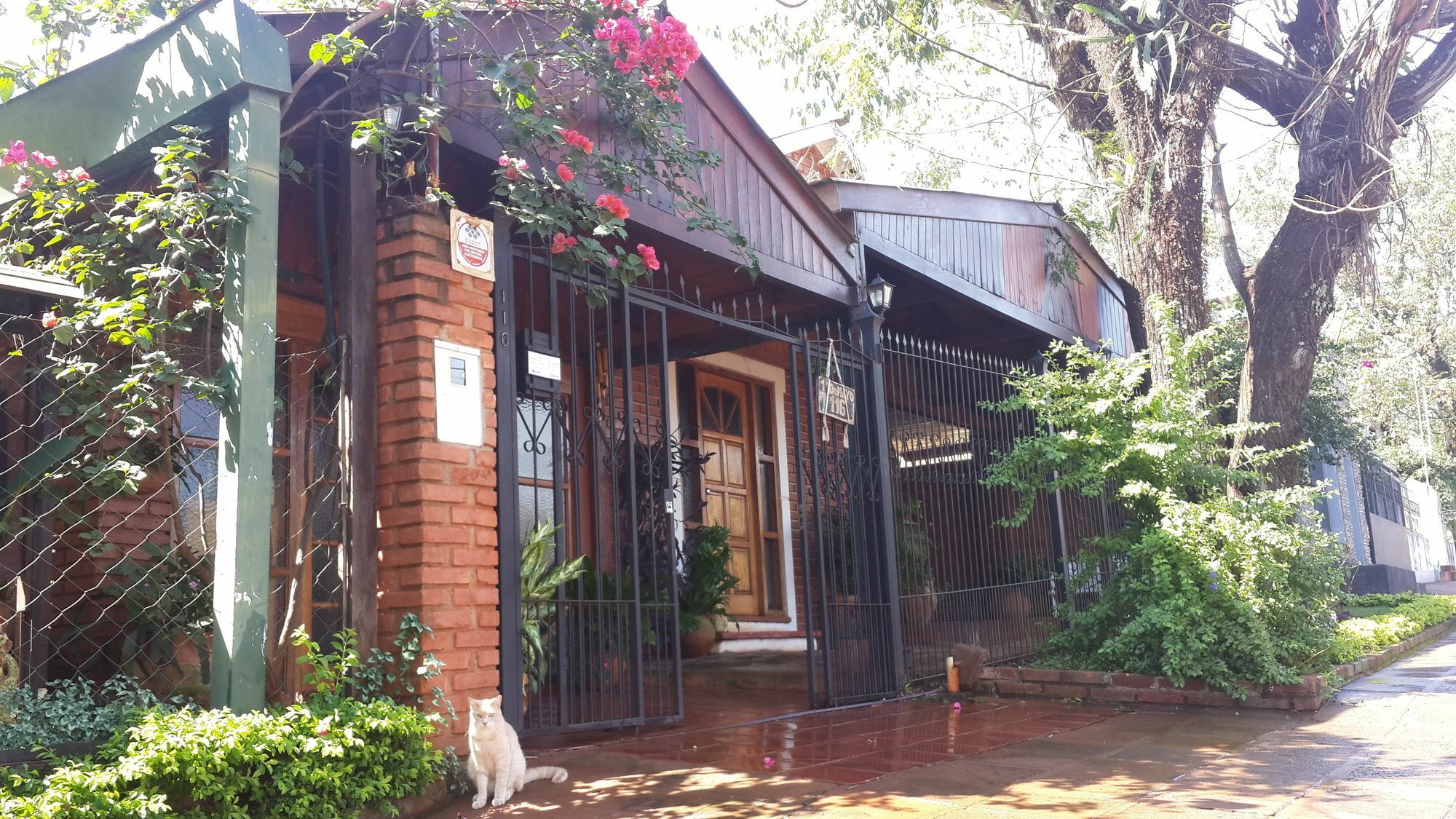 Folks Iguazu - Casa De Huespedes Bed & Breakfast Puerto Iguazu Exterior photo